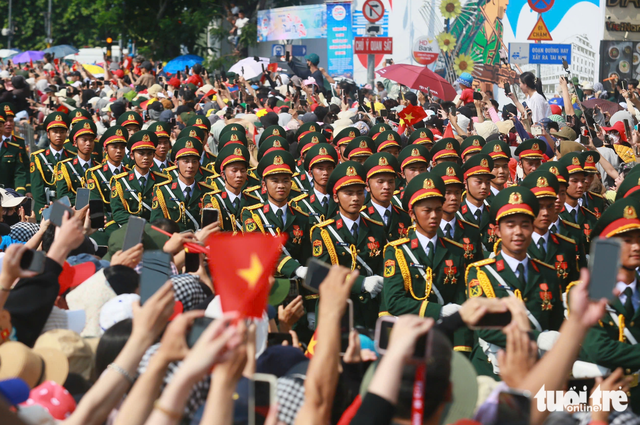 Troops march through downtown streets of Ho Chi Minh City, cheered on by residents
- Ảnh 7. Troops march through downtown streets of Ho Chi Minh City, cheered on by residents
- Ảnh 7.