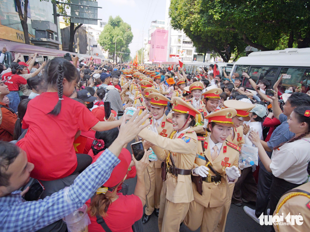 Troops march through downtown streets of Ho Chi Minh City, cheered on by residents
- Ảnh 9. Troops march through downtown streets of Ho Chi Minh City, cheered on by residents
- Ảnh 9.