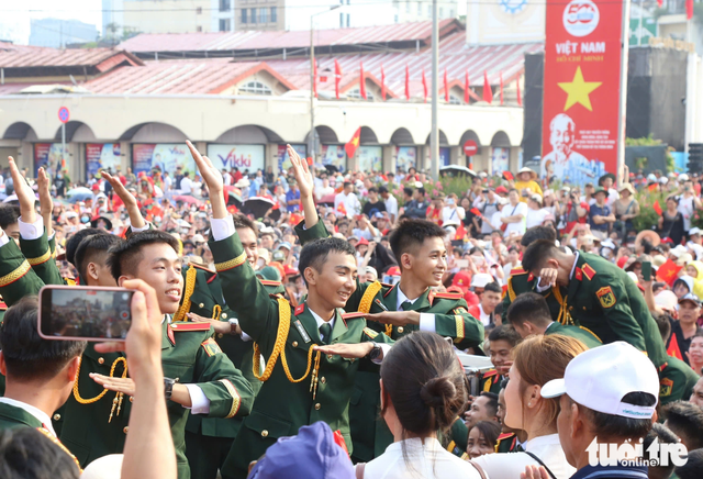 Troops march through downtown streets of Ho Chi Minh City, cheered on by residents
- Ảnh 10. Troops march through downtown streets of Ho Chi Minh City, cheered on by residents
- Ảnh 10.