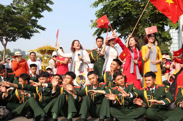 Troops march through downtown streets of Ho Chi Minh City, cheered on by residents
- Ảnh 11. Troops march through downtown streets of Ho Chi Minh City, cheered on by residents
- Ảnh 11.
