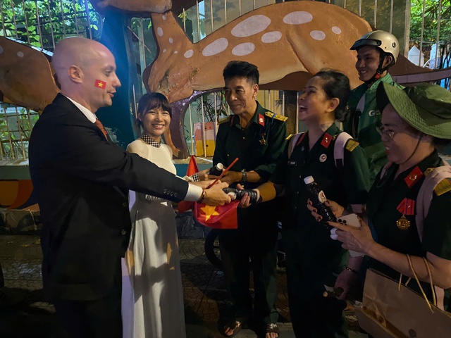 Người đàn ông Pháp tặng nước sâm cho người dân và chiến sĩ trong sáng 30-4- Ảnh 1.