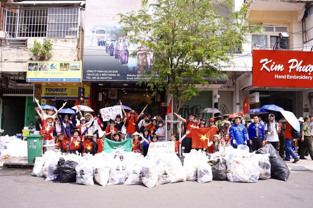 Hơn 200 tình nguyện viên cùng giữ sạch TP.HCM trong ngày 30-4 - Ảnh 4.