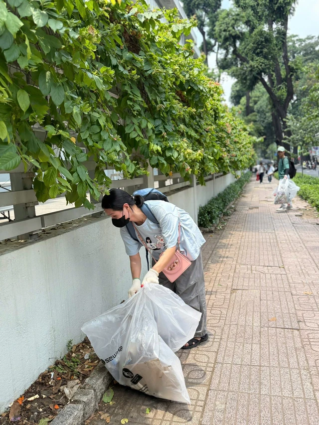 Hơn 200 tình nguyện viên cùng giữ sạch TP.HCM trong ngày 30-4 - Ảnh 3.