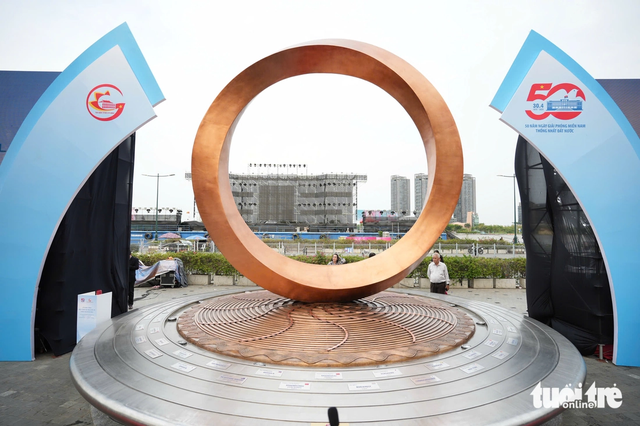 Ho Chi Minh City unveils Möbius-inspired International Friendship Symbol- Ảnh 1. Ho Chi Minh City unveils Möbius-inspired International Friendship Symbol- Ảnh 1.