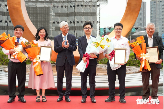 Ho Chi Minh City unveils Möbius-inspired International Friendship Symbol- Ảnh 4. Ho Chi Minh City unveils Möbius-inspired International Friendship Symbol- Ảnh 4.