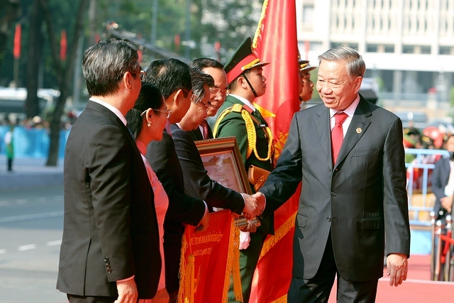 Ho Chi Minh City receives 'Labor Hero' title for COVID-19 response, recovery efforts- Ảnh 3. Ho Chi Minh City receives 'Labor Hero' title for COVID-19 response, recovery efforts- Ảnh 3.