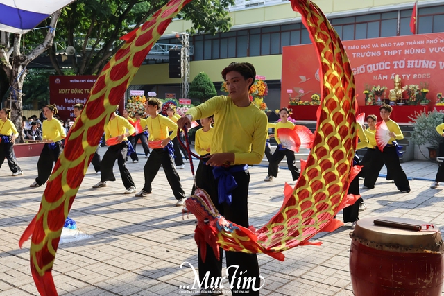 Tiếng trống Mê Linh vang lên tại Trường THPT Hùng Vương trong ngày Giỗ Tổ- Ảnh 8.