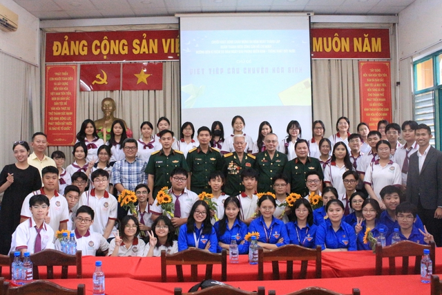 Teen Trường THPT Trưng Vương xem phim Địa đạo, lắng nghe câu chuyện lịch sử - Ảnh 5.