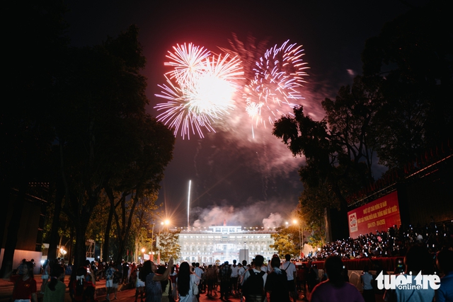 Thousands gather as Vietnam celebrates Reunification Day with fireworks - Ảnh 4.