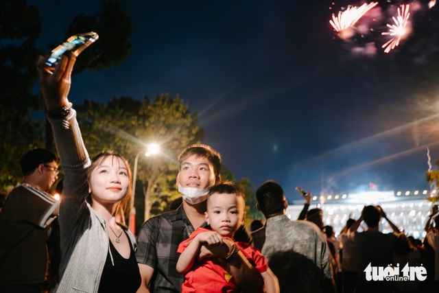 Thousands gather as Vietnam celebrates Reunification Day with fireworks - Ảnh 6.