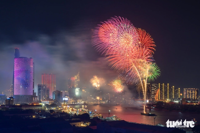 Thousands gather as Vietnam celebrates Reunification Day with fireworks - Ảnh 7.