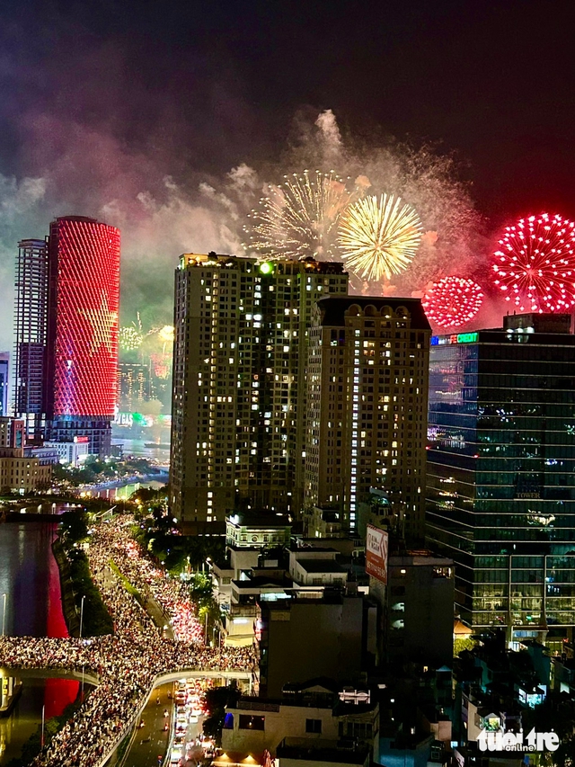 Thousands gather as Vietnam celebrates Reunification Day with fireworks - Ảnh 8.