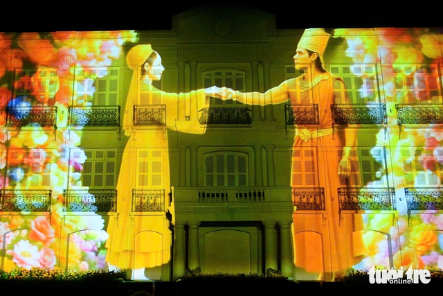 3D mapping show lights up Da Nang Museum to mark Vietnam’s Reunification Day - Ảnh 1.