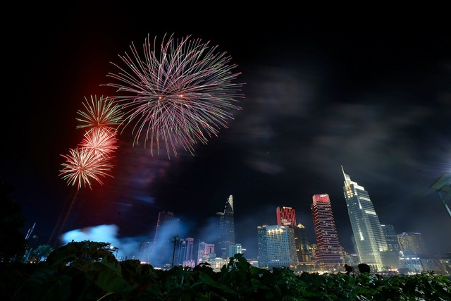 Thousands gather as Vietnam celebrates Reunification Day with fireworks - Ảnh 1.