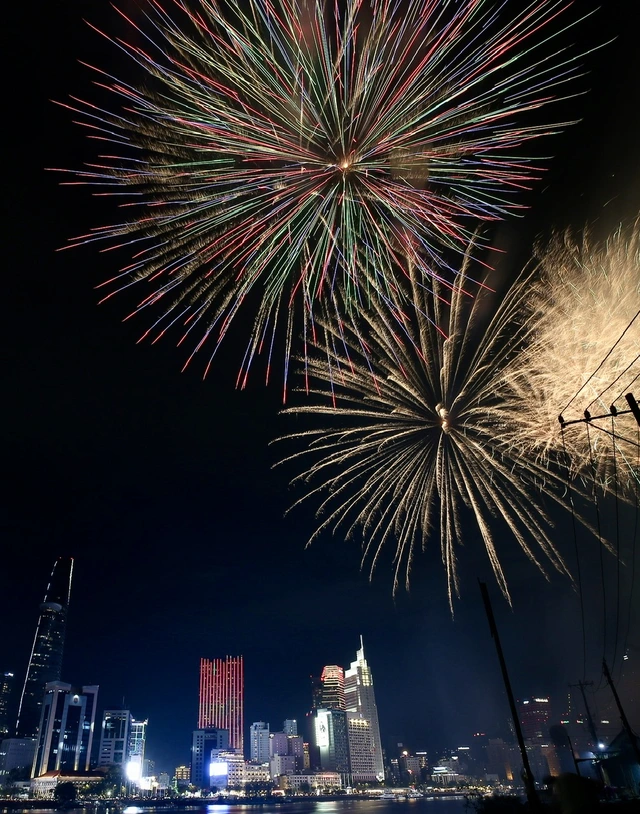 Thousands gather as Vietnam celebrates Reunification Day with fireworks - Ảnh 2.