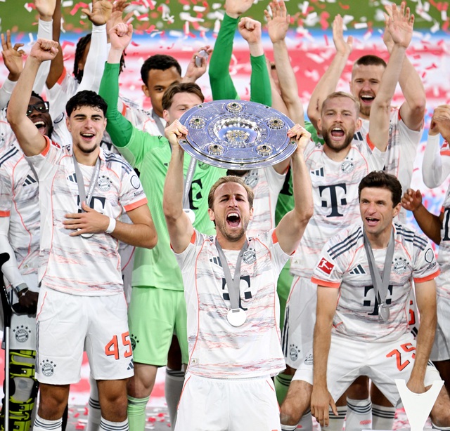 Harry Kane lần đầu nâng đĩa bạc Bundesliga- Ảnh 1.