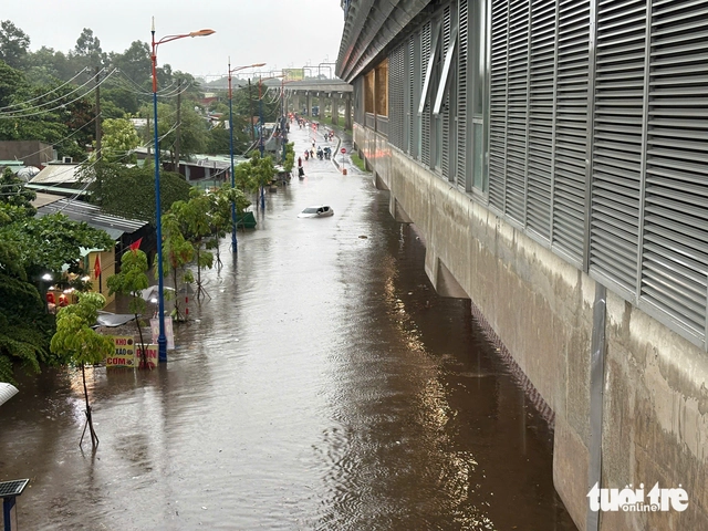 Heavy rains flood Ho Chi Minh City streets, dislodge drains, disrupt traffic - Ảnh 5. Heavy rains flood Ho Chi Minh City streets, dislodge drains, disrupt traffic - Ảnh 5.