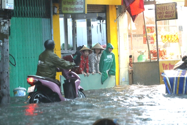 Heavy rains flood Ho Chi Minh City streets, dislodge drains, disrupt traffic - Ảnh 2. Heavy rains flood Ho Chi Minh City streets, dislodge drains, disrupt traffic - Ảnh 2.