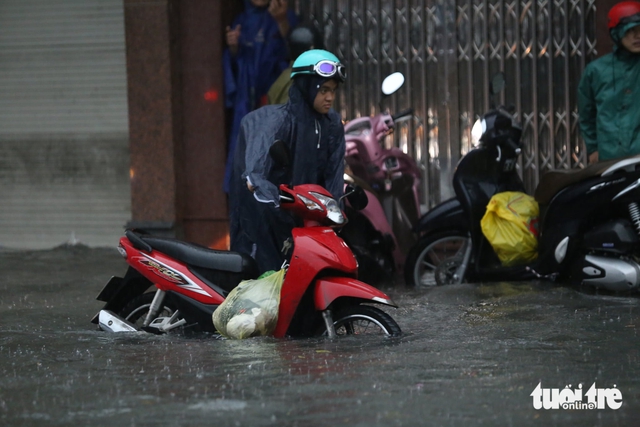 Heavy rains flood Ho Chi Minh City streets, dislodge drains, disrupt traffic - Ảnh 8. Heavy rains flood Ho Chi Minh City streets, dislodge drains, disrupt traffic - Ảnh 8.