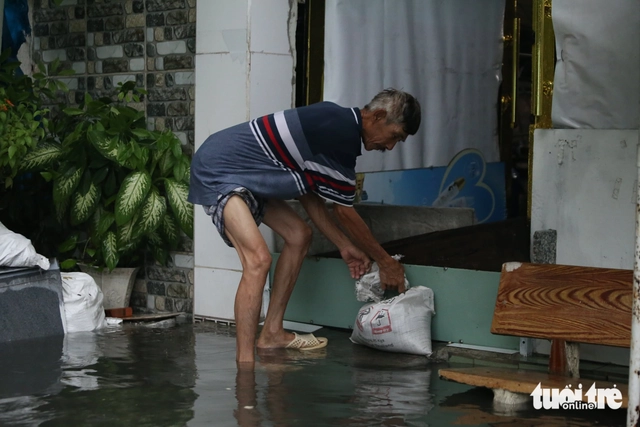 Heavy rains flood Ho Chi Minh City streets, dislodge drains, disrupt traffic - Ảnh 4. Heavy rains flood Ho Chi Minh City streets, dislodge drains, disrupt traffic - Ảnh 4.