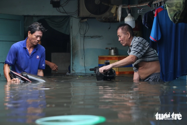 Intense downpour floods homes, overwhelms drainage in eastern Ho Chi Minh City - Ảnh 1.