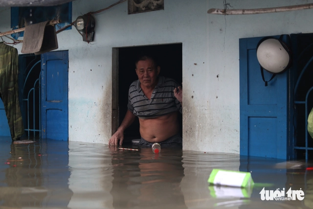 Intense downpour floods homes, overwhelms drainage in eastern Ho Chi Minh City - Ảnh 4.
