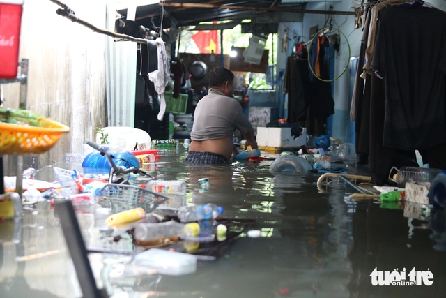 Intense downpour floods homes, overwhelms drainage in eastern Ho Chi Minh City - Ảnh 6.