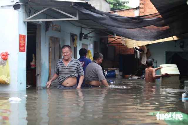 Intense downpour floods homes, overwhelms drainage in eastern Ho Chi Minh City - Ảnh 7.