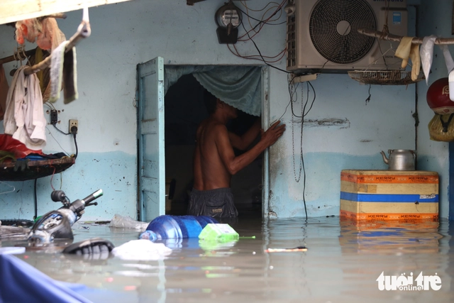 Intense downpour floods homes, overwhelms drainage in eastern Ho Chi Minh City - Ảnh 8.