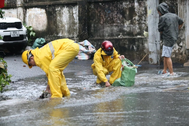 Heavy rains flood Ho Chi Minh City streets, dislodge drains, disrupt traffic - Ảnh 14. Heavy rains flood Ho Chi Minh City streets, dislodge drains, disrupt traffic - Ảnh 14.