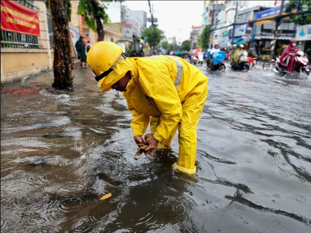 Heavy rains flood Ho Chi Minh City streets, dislodge drains, disrupt traffic - Ảnh 13. Heavy rains flood Ho Chi Minh City streets, dislodge drains, disrupt traffic - Ảnh 13.