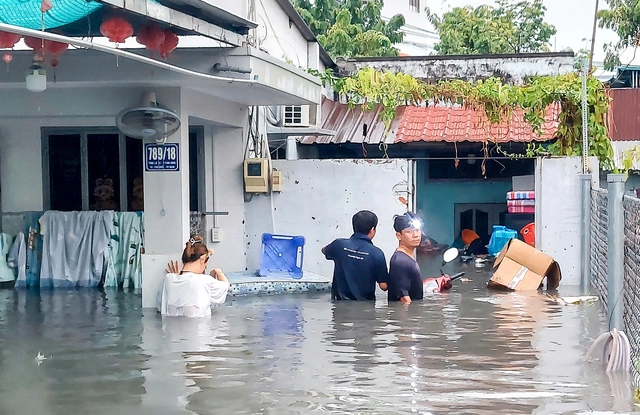 Intense downpour floods homes, overwhelms drainage in eastern Ho Chi Minh City - Ảnh 11.
