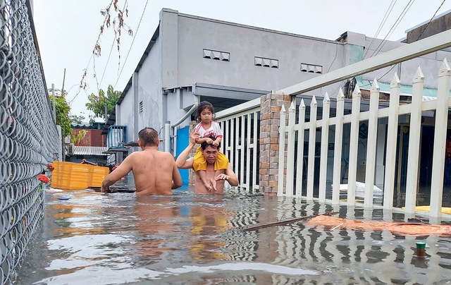 Intense downpour floods homes, overwhelms drainage in eastern Ho Chi Minh City - Ảnh 12.