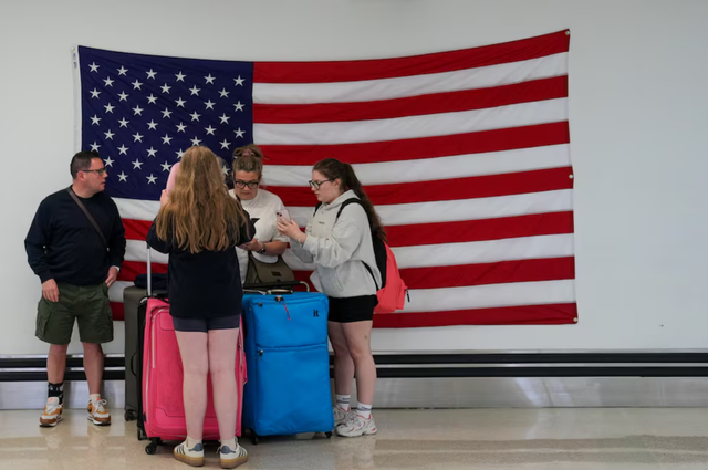 Newark's airport chaos frustrates carriers, worries travelers
- Ảnh 1. Newark's airport chaos frustrates carriers, worries travelers
- Ảnh 1.