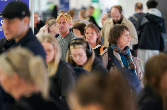 Newark's airport chaos frustrates carriers, worries travelers
- Ảnh 2. Newark's airport chaos frustrates carriers, worries travelers
- Ảnh 2.