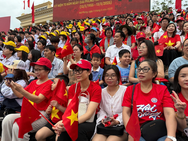 Tens of thousands gather for parade celebrating 70th anniversary of liberation of Vietnam’s Hai Phong City
- Ảnh 5. Tens of thousands gather for parade celebrating 70th anniversary of liberation of Vietnam’s Hai Phong City
- Ảnh 5.