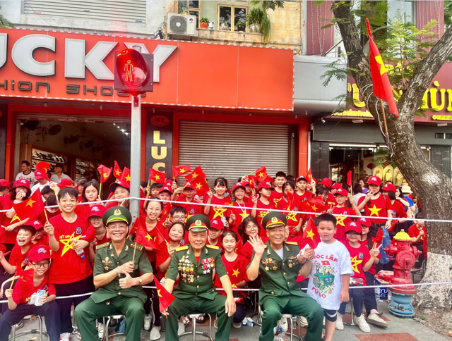 Tens of thousands gather for parade celebrating 70th anniversary of liberation of Vietnam’s Hai Phong City
- Ảnh 6. Tens of thousands gather for parade celebrating 70th anniversary of liberation of Vietnam’s Hai Phong City
- Ảnh 6.