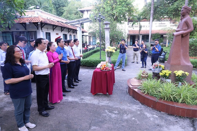 Đại biểu và các thí sinh dâng hương trước khi bắt đầu chung kết Giải Lê Quý Đôn - Ảnh 2.
