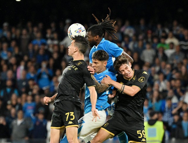 Napoli’s title hopes shaken by late Genoa equaliser as Inter close in - Ảnh 1. Napoli’s title hopes shaken by late Genoa equaliser as Inter close in - Ảnh 1.
