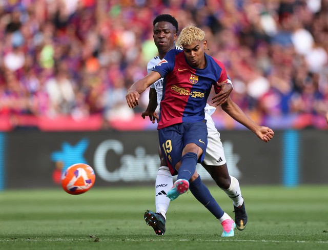Barcelona edge closer to title with thrilling 4-3 win over Real Madrid - Ảnh 1. Barcelona edge closer to title with thrilling 4-3 win over Real Madrid - Ảnh 1.