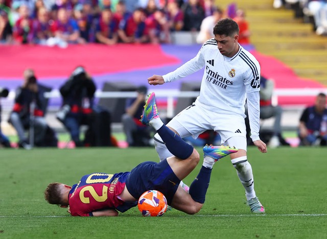 Barcelona edge closer to title with thrilling 4-3 win over Real Madrid - Ảnh 4. Barcelona edge closer to title with thrilling 4-3 win over Real Madrid - Ảnh 4.