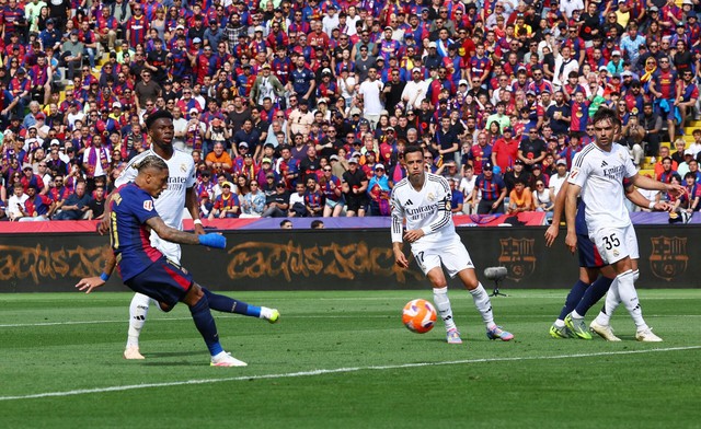 Barcelona edge closer to title with thrilling 4-3 win over Real Madrid - Ảnh 2. Barcelona edge closer to title with thrilling 4-3 win over Real Madrid - Ảnh 2.