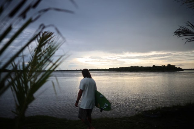 As the Amazon’s waves weaken, a surfer fights to protect them - Ảnh 3. As the Amazon’s waves weaken, a surfer fights to protect them - Ảnh 3.