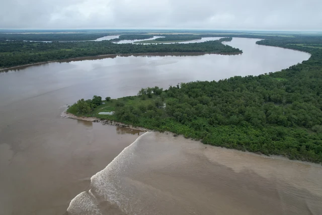 As the Amazon’s waves weaken, a surfer fights to protect them - Ảnh 2. As the Amazon’s waves weaken, a surfer fights to protect them - Ảnh 2.