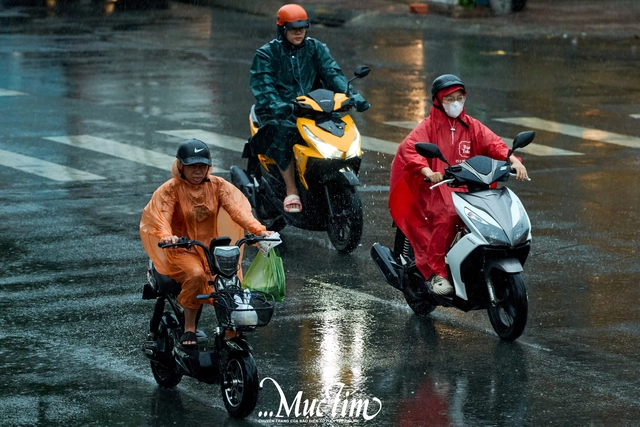 Thời tiết Nam Bộ tiếp tục được cảnh báo mưa dông kèm lốc, sét- Ảnh 1.