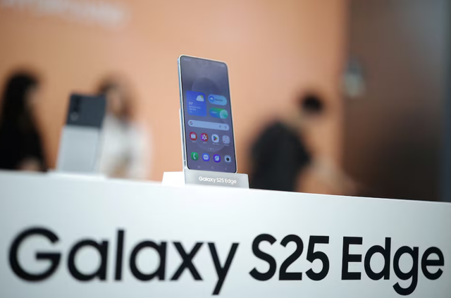 Samsung launches slimmest smartphone as races against rival Apple - Ảnh 2.