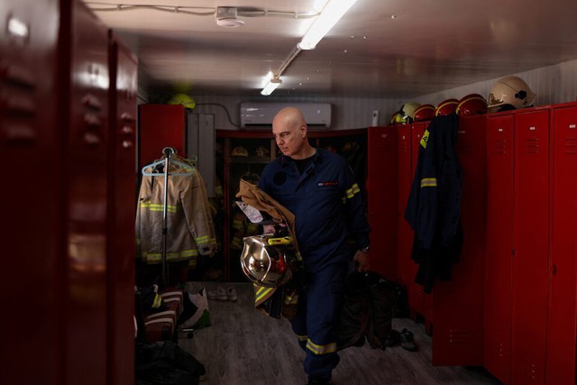 The volunteer firefighters warding off Greece's blazes - Ảnh 1. The volunteer firefighters warding off Greece's blazes - Ảnh 1.