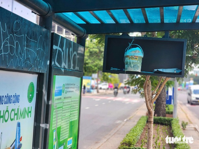 Ho Chi Minh City bus shelters misused, left in disrepair - Ảnh 3.