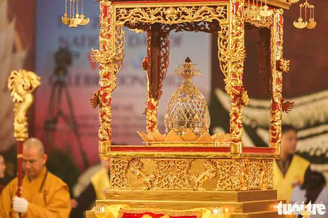Throngs of Buddhists, residents queue to venerate Buddha relic at Hanoi-based pagoda - Ảnh 1.