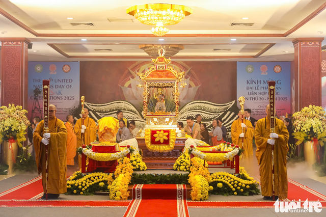 Throngs of Buddhists, residents queue to venerate Buddha relic at Hanoi-based pagoda - Ảnh 2.